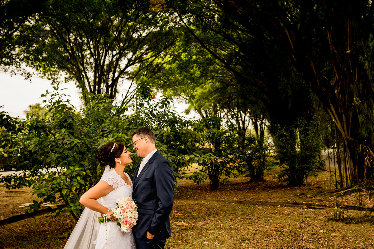 casais fotografos, vestido de noiva, terno de noivo, fotografos em cubatão, festa de casamento no acic, acic cubatão, claudia cordeiro decoração, decoração clean, decoração dourado com branco, noivas andrea coiffeur