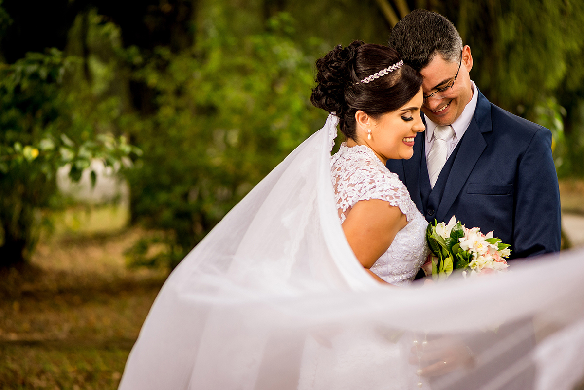 casais fotografos, vestido de noiva, terno de noivo, fotografos em cubatão, festa de casamento no acic, acic cubatão, claudia cordeiro decoração, decoração clean, decoração dourado com branco, noivas andrea coiffeur