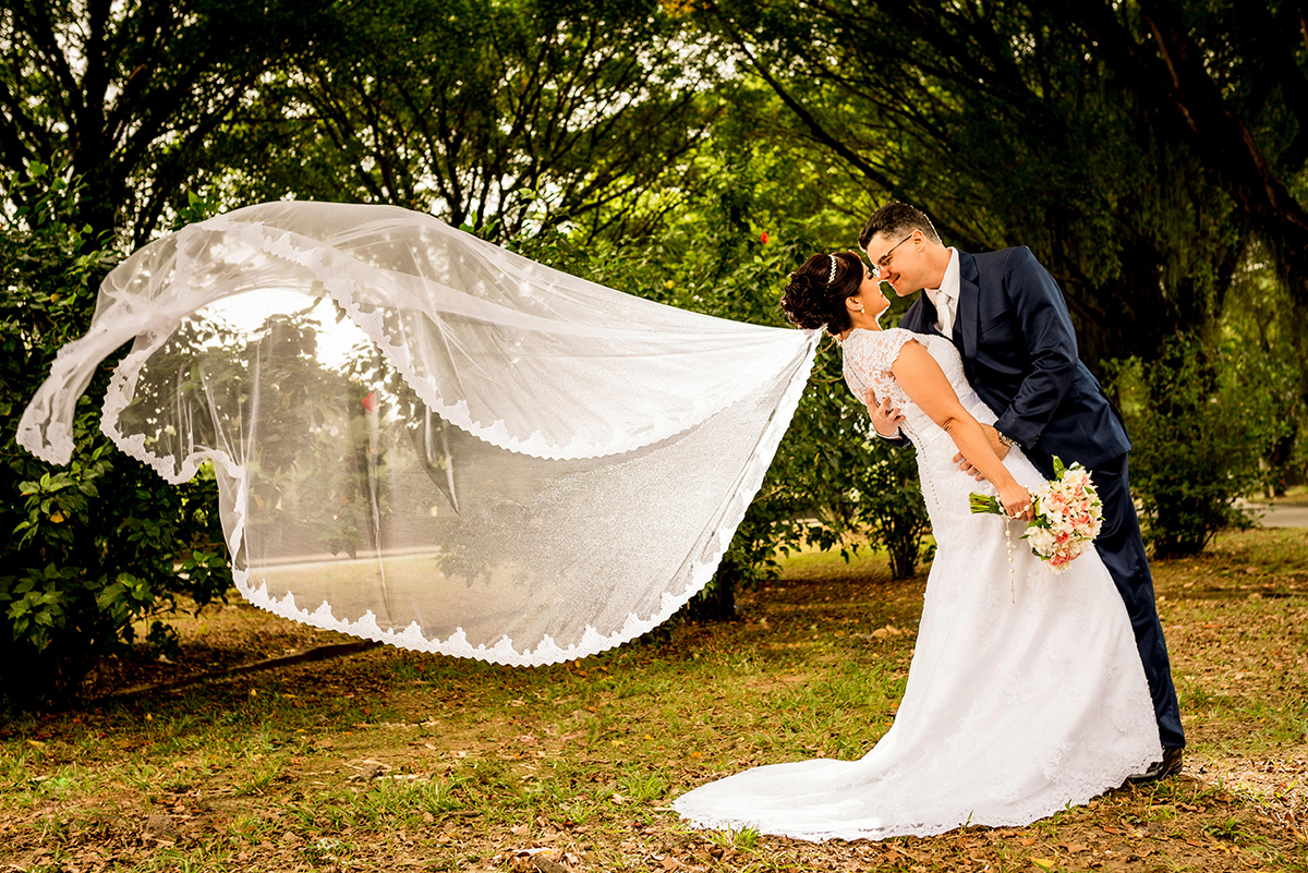 casais fotografos, vestido de noiva, terno de noivo, fotografos em cubatão, festa de casamento no acic, acic cubatão, claudia cordeiro decoração, decoração clean, decoração dourado com branco, noivas andrea coiffeur