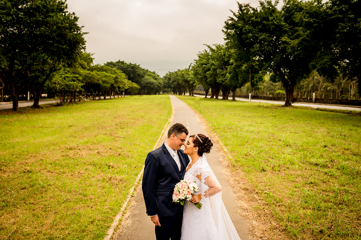 casais fotografos, vestido de noiva, terno de noivo, fotografos em cubatão, festa de casamento no acic, acic cubatão, claudia cordeiro decoração, decoração clean, decoração dourado com branco, noivas andrea coiffeur