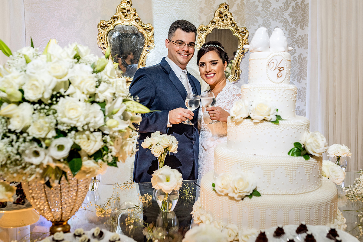 casais fotografos, vestido de noiva, terno de noivo, fotografos em cubatão, festa de casamento no acic, acic cubatão, claudia cordeiro decoração, decoração clean, decoração dourado com branco, noivas andrea coiffeur