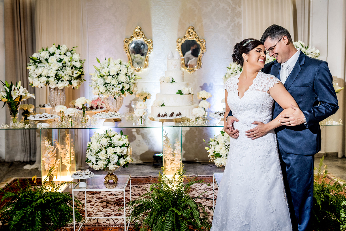 casais fotografos, vestido de noiva, terno de noivo, fotografos em cubatão, festa de casamento no acic, acic cubatão, claudia cordeiro decoração, decoração clean, decoração dourado com branco, noivas andrea coiffeur