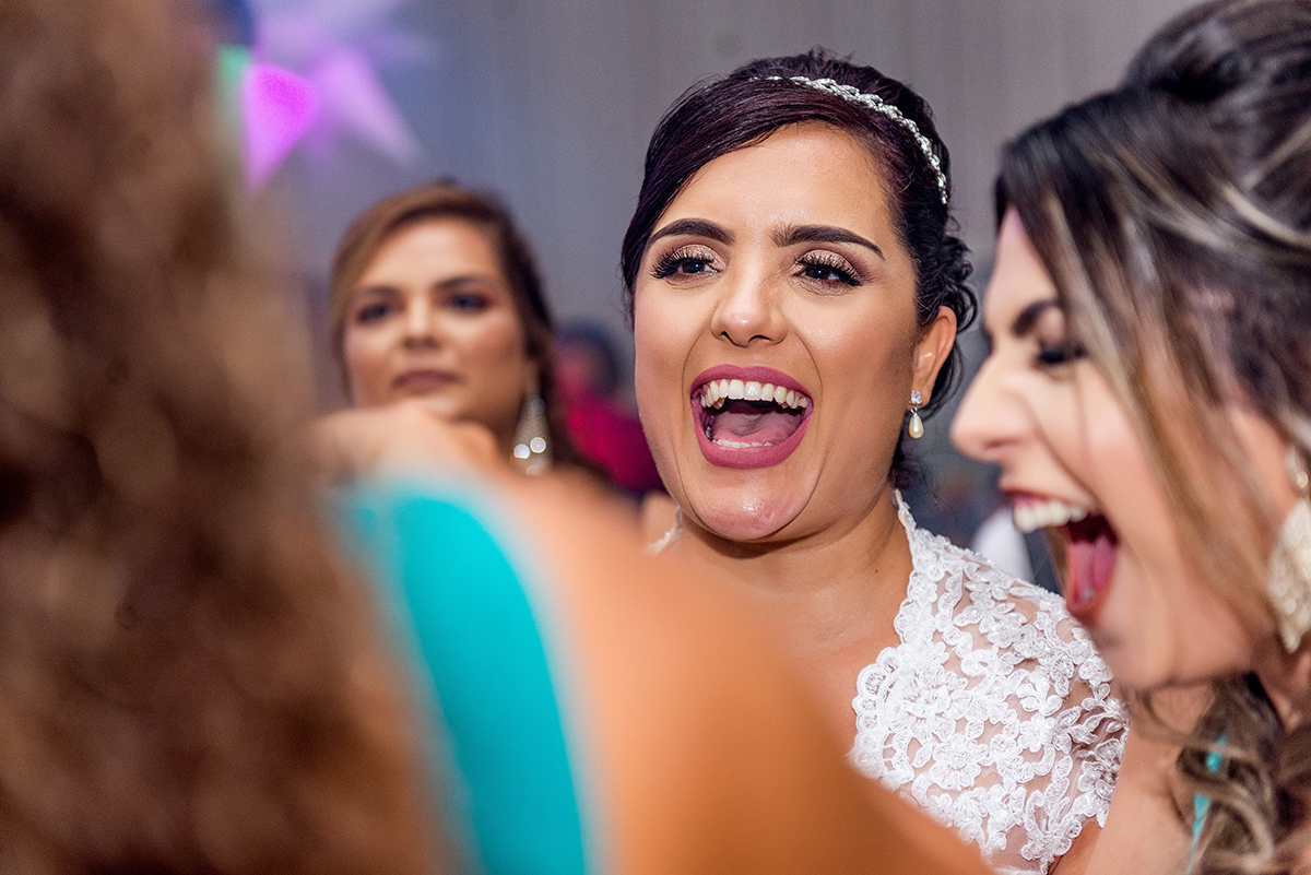 casais fotografos, vestido de noiva, terno de noivo, fotografos em cubatão, festa de casamento no acic, acic cubatão, claudia cordeiro decoração, decoração clean, decoração dourado com branco, noivas andrea coiffeur