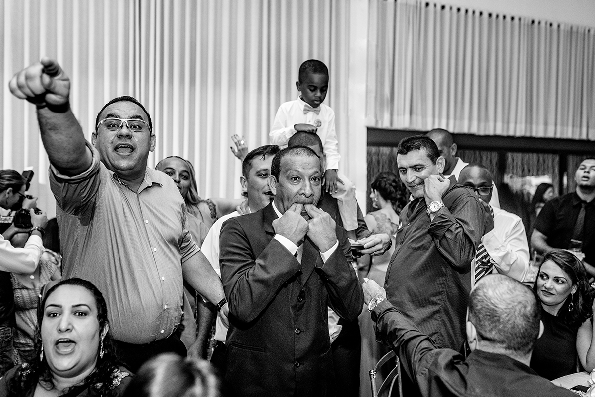 casais fotografos, vestido de noiva, terno de noivo, fotografos em cubatão, festa de casamento no acic, acic cubatão, claudia cordeiro decoração, decoração clean, decoração dourado com branco, noivas andrea coiffeur