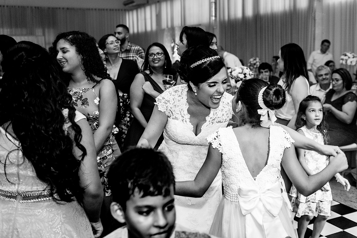 casais fotografos, vestido de noiva, terno de noivo, fotografos em cubatão, festa de casamento no acic, acic cubatão, claudia cordeiro decoração, decoração clean, decoração dourado com branco, noivas andrea coiffeur