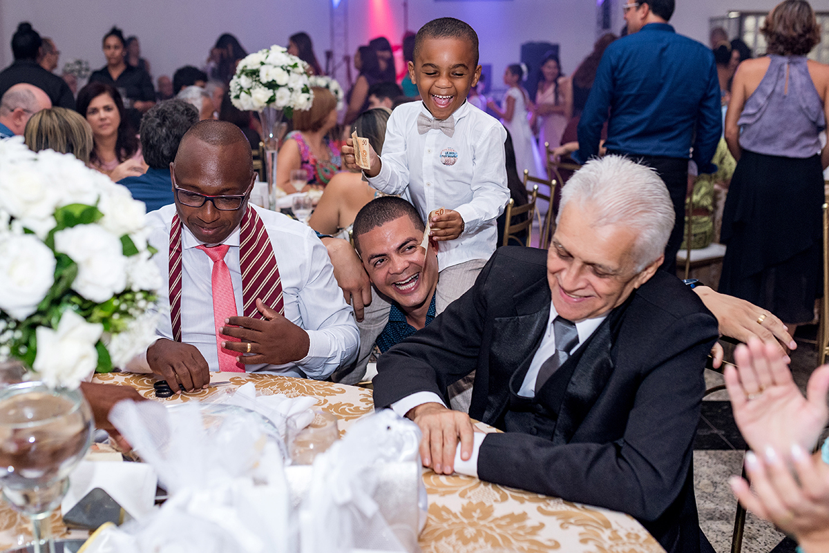 casais fotografos, vestido de noiva, terno de noivo, fotografos em cubatão, festa de casamento no acic, acic cubatão, claudia cordeiro decoração, decoração clean, decoração dourado com branco, noivas andrea coiffeur