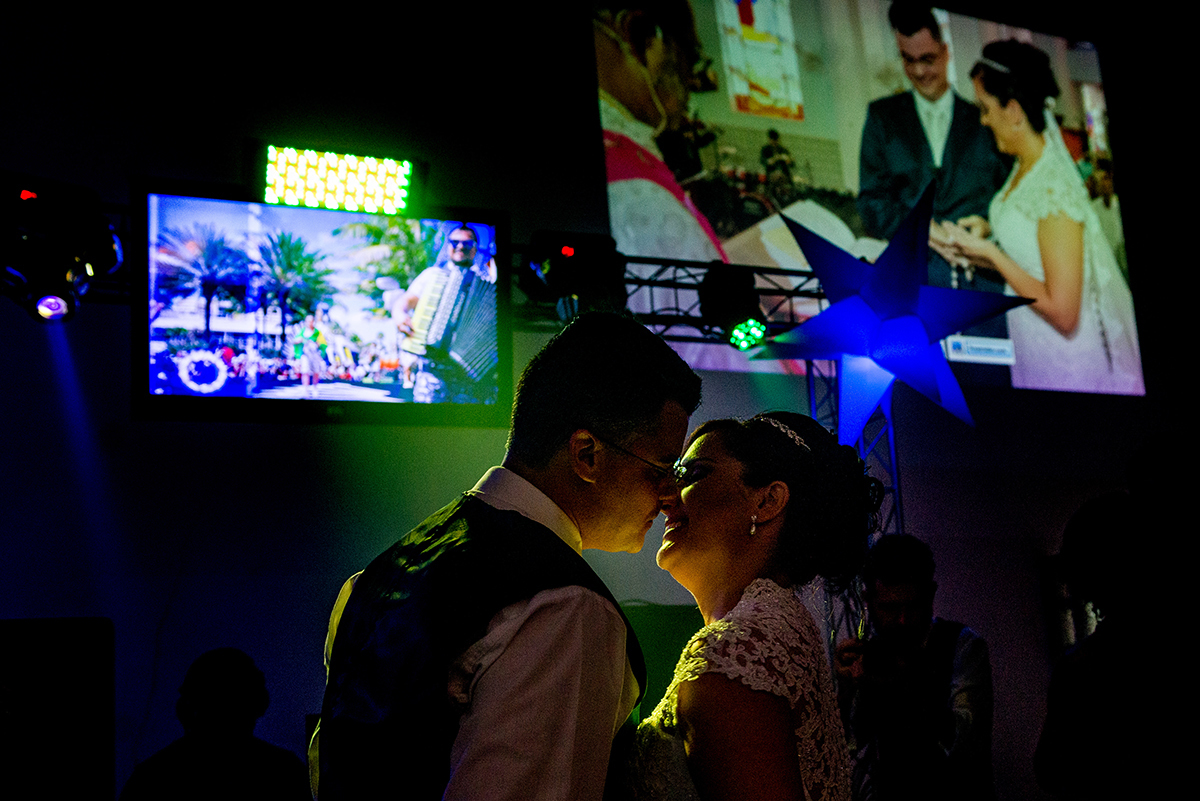 casais fotografos, vestido de noiva, terno de noivo, fotografos em cubatão, festa de casamento no acic, acic cubatão, claudia cordeiro decoração, decoração clean, decoração dourado com branco, noivas andrea coiffeur