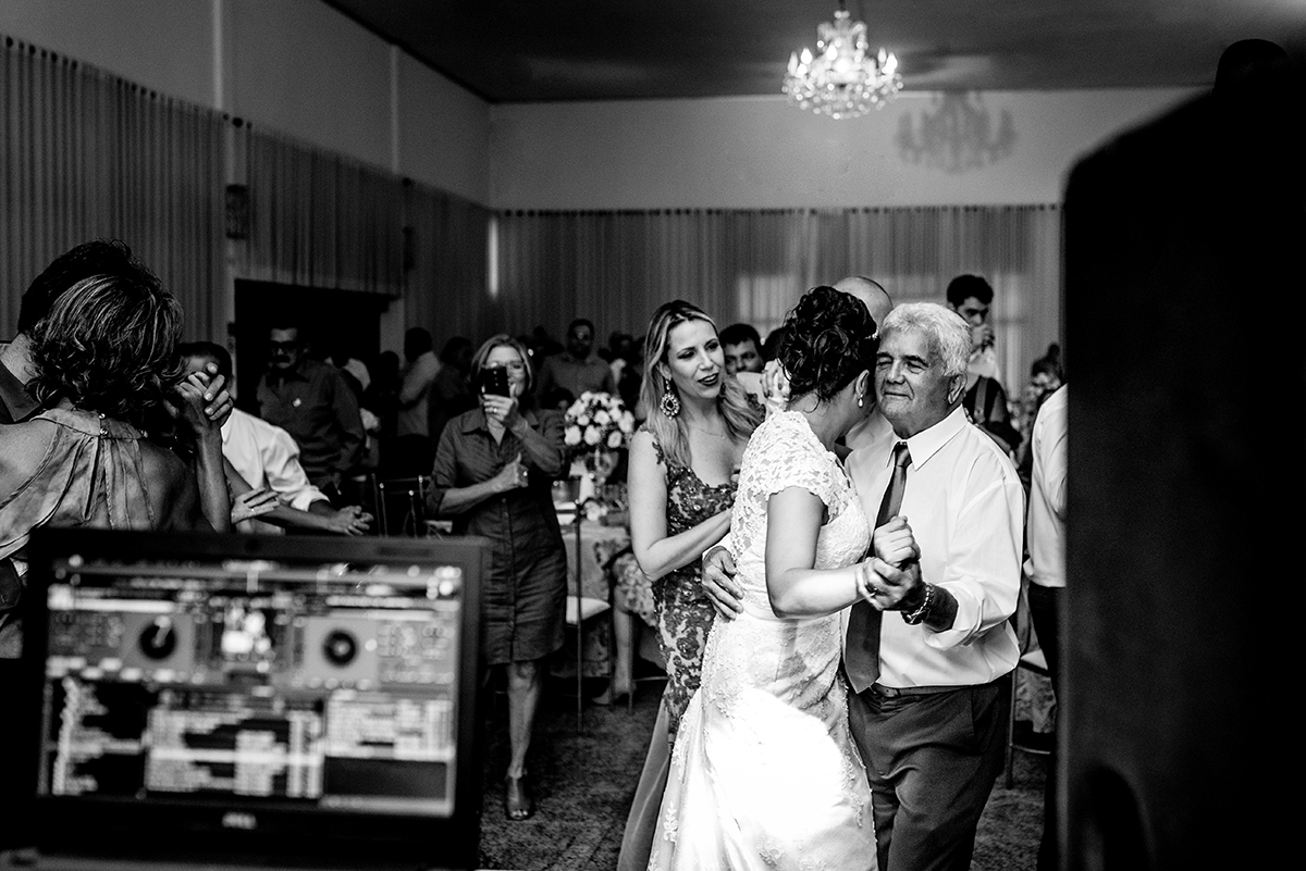 casais fotografos, vestido de noiva, terno de noivo, fotografos em cubatão, festa de casamento no acic, acic cubatão, claudia cordeiro decoração, decoração clean, decoração dourado com branco, noivas andrea coiffeur