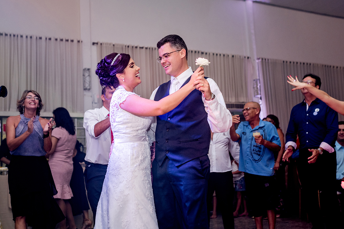 casais fotografos, vestido de noiva, terno de noivo, fotografos em cubatão, festa de casamento no acic, acic cubatão, claudia cordeiro decoração, decoração clean, decoração dourado com branco, noivas andrea coiffeur