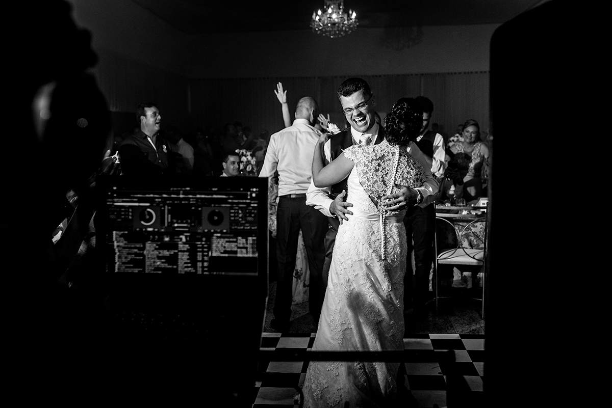 casais fotografos, vestido de noiva, terno de noivo, fotografos em cubatão, festa de casamento no acic, acic cubatão, claudia cordeiro decoração, decoração clean, decoração dourado com branco, noivas andrea coiffeur