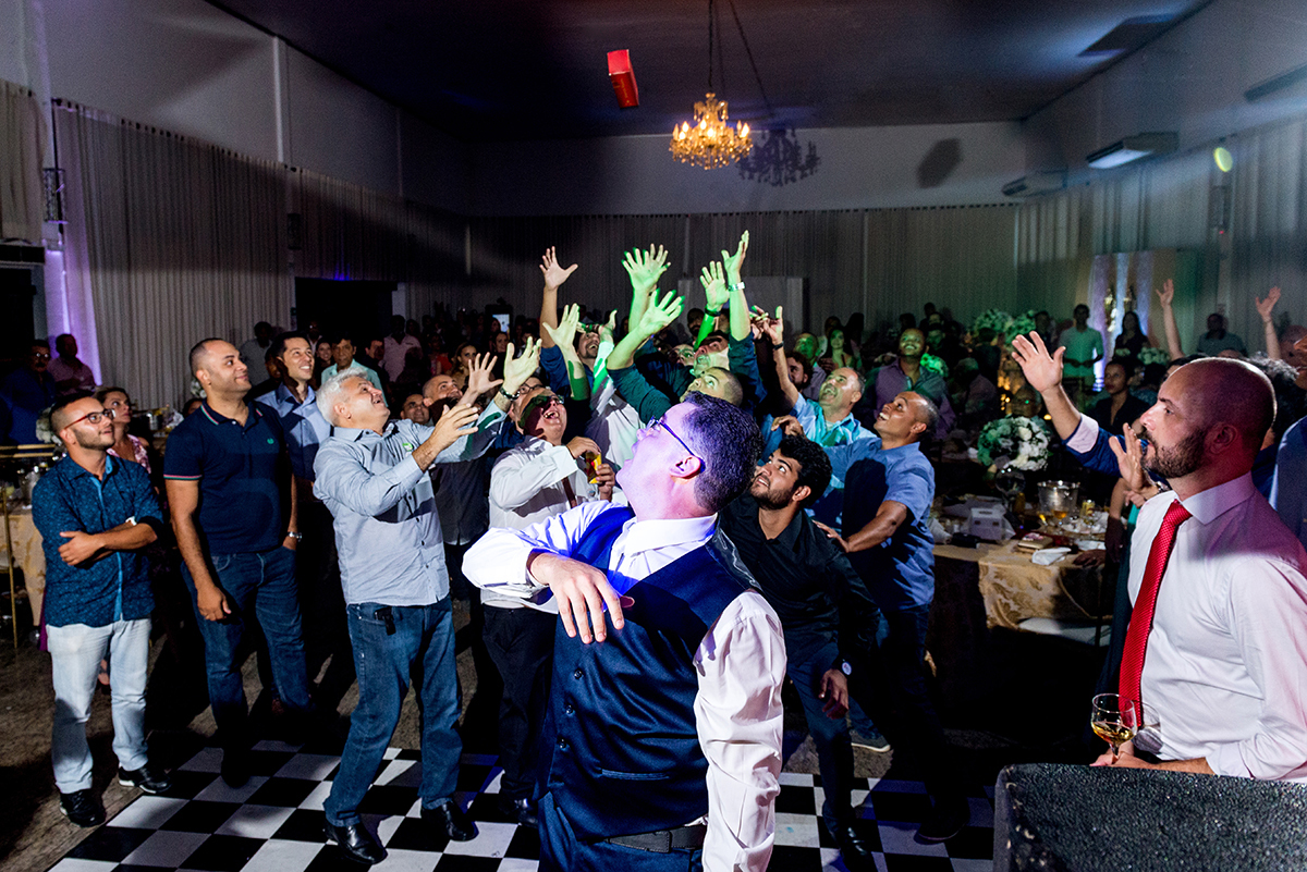 casais fotografos, vestido de noiva, terno de noivo, fotografos em cubatão, festa de casamento no acic, acic cubatão, claudia cordeiro decoração, decoração clean, decoração dourado com branco, noivas andrea coiffeur