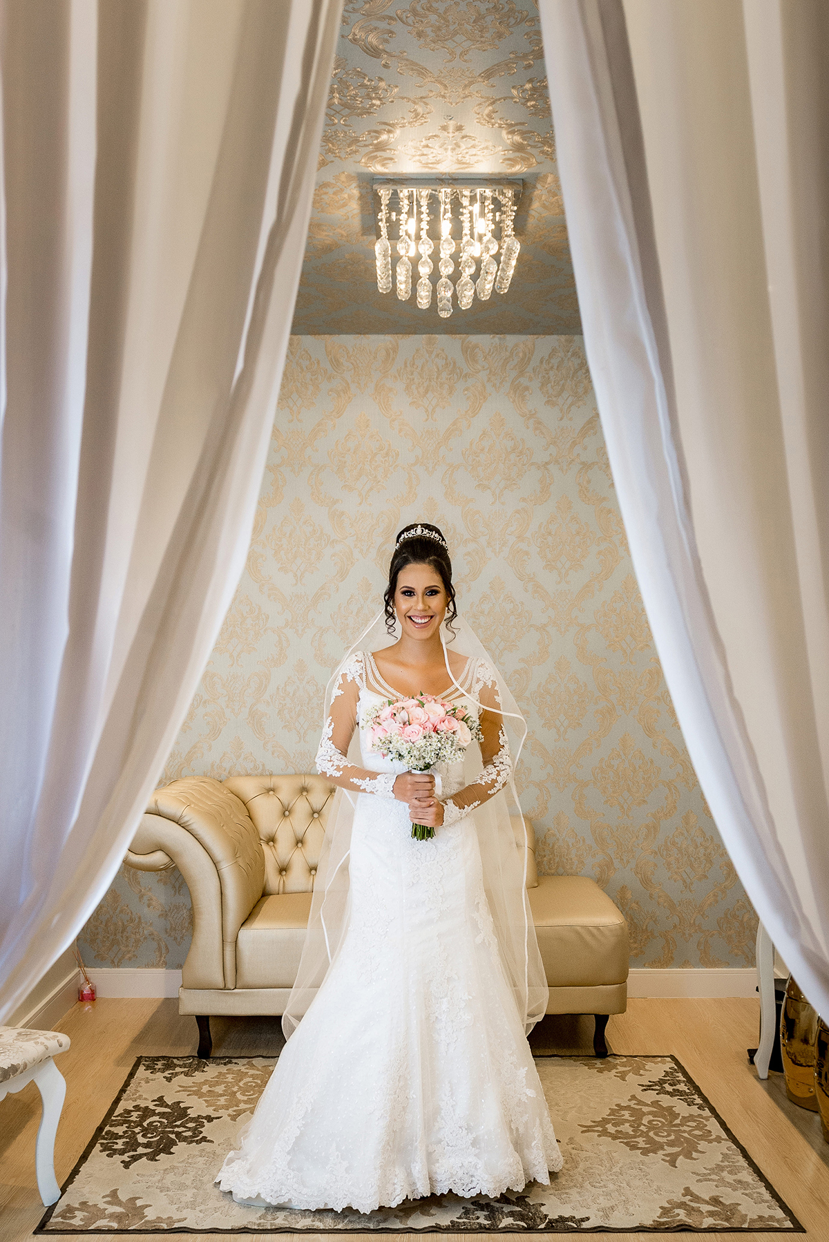 casais fotografos, vestido de noiva, terno de noivo, fotografos em cubatão, festa de casamento no acic, acic cubatão, claudia cordeiro decoração, decoração clean, decoração dourado com branco, longe mariana assis