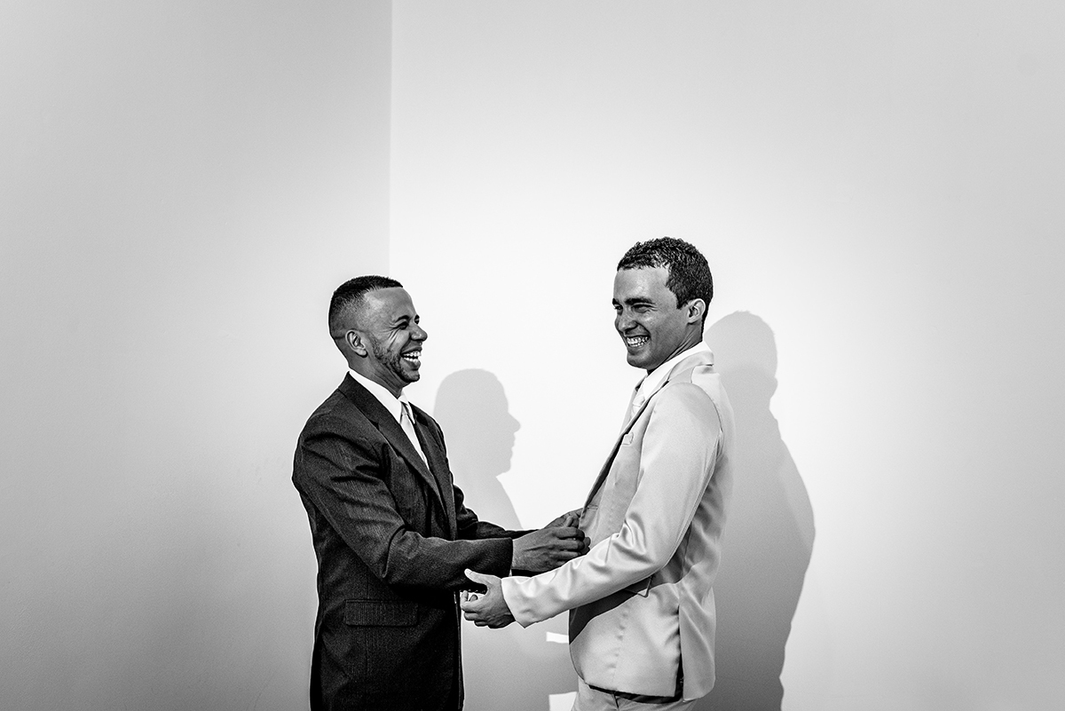 casais fotografos, vestido de noiva, terno de noivo, fotografos em cubatão, festa de casamento no acic, acic cubatão, claudia cordeiro decoração, decoração clean, decoração dourado com branco, acic cubatão