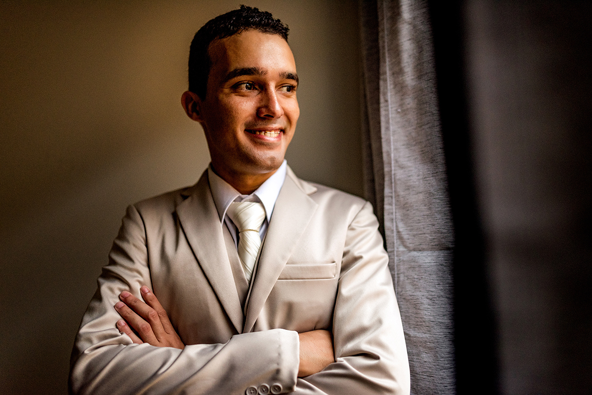 casais fotografos, vestido de noiva, terno de noivo, fotografos em cubatão, festa de casamento no acic, acic cubatão, claudia cordeiro decoração, decoração clean, decoração dourado com branco, acic cubatão