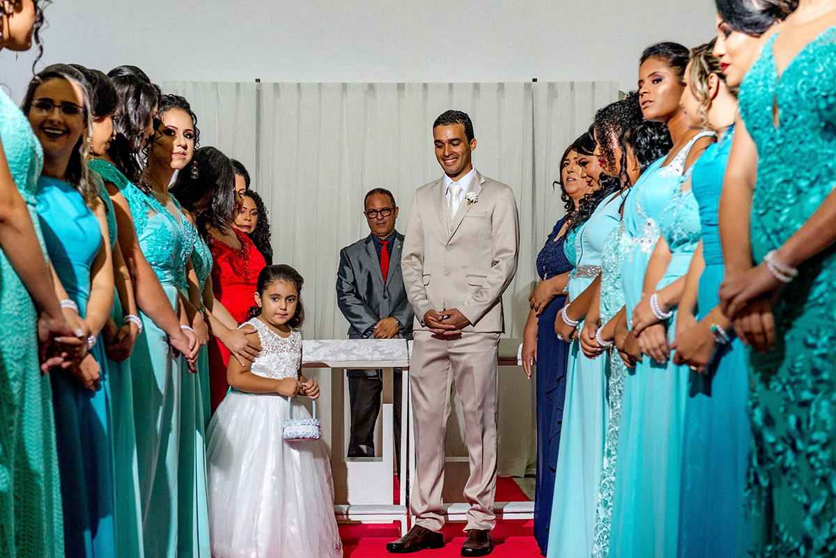 casais fotografos, vestido de noiva, terno de noivo, fotografos em cubatão, festa de casamento no acic, acic cubatão, claudia cordeiro decoração, decoração clean, decoração dourado com branco, acic cubatão