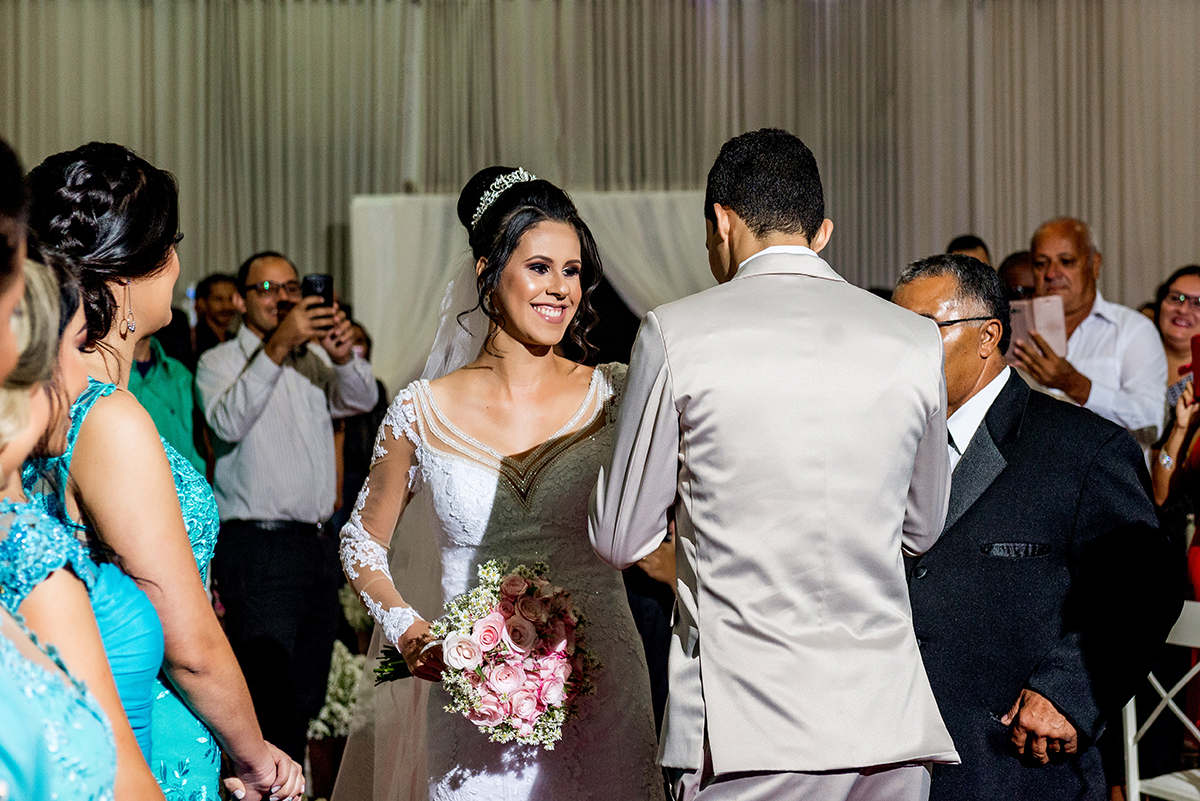 casais fotografos, vestido de noiva, terno de noivo, fotografos em cubatão, festa de casamento no acic, acic cubatão, claudia cordeiro decoração, decoração clean, decoração dourado com branco, acic cubatão