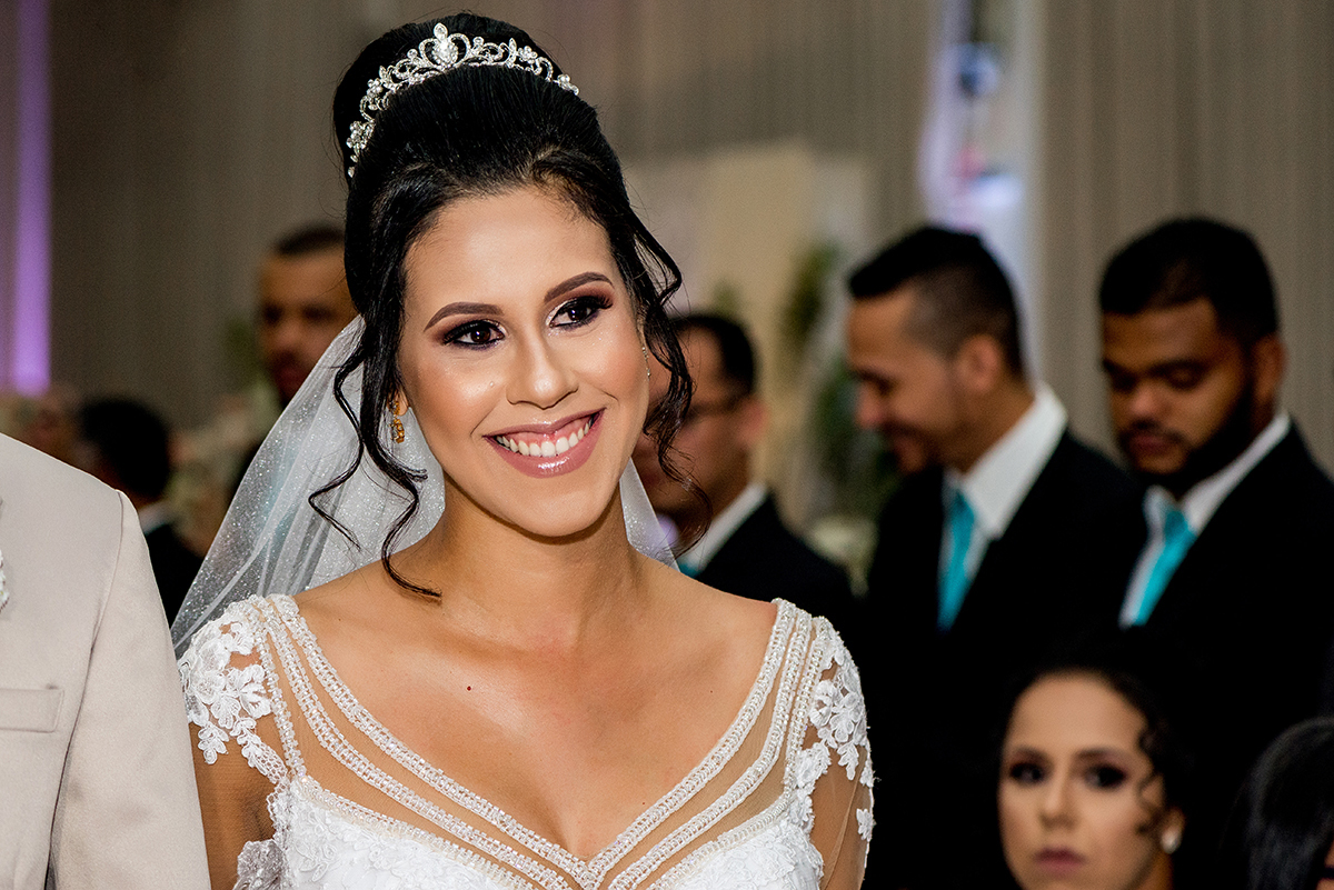 casais fotografos, vestido de noiva, terno de noivo, fotografos em cubatão, festa de casamento no acic, acic cubatão, claudia cordeiro decoração, decoração clean, decoração dourado com branco, acic cubatão