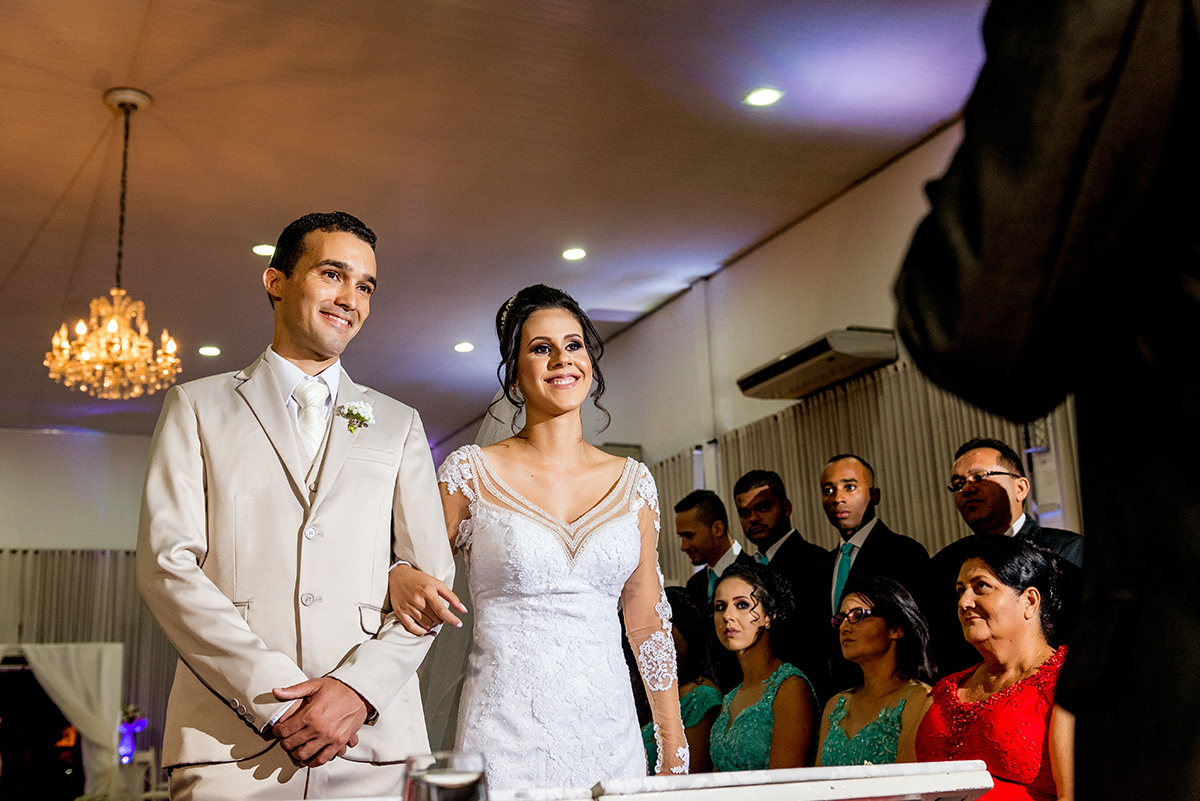 casais fotografos, vestido de noiva, terno de noivo, fotografos em cubatão, festa de casamento no acic, acic cubatão, claudia cordeiro decoração, decoração clean, decoração dourado com branco, acic cubatão
