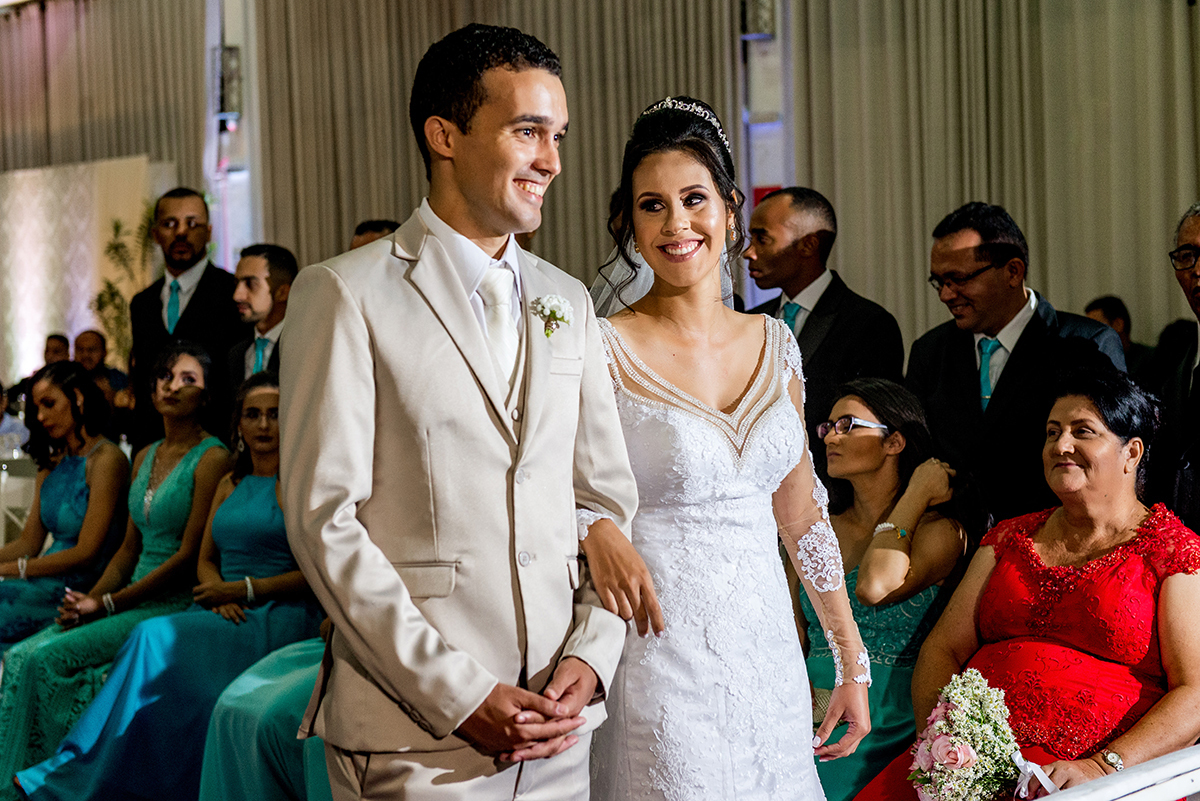 casais fotografos, vestido de noiva, terno de noivo, fotografos em cubatão, festa de casamento no acic, acic cubatão, claudia cordeiro decoração, decoração clean, decoração dourado com branco, acic cubatão