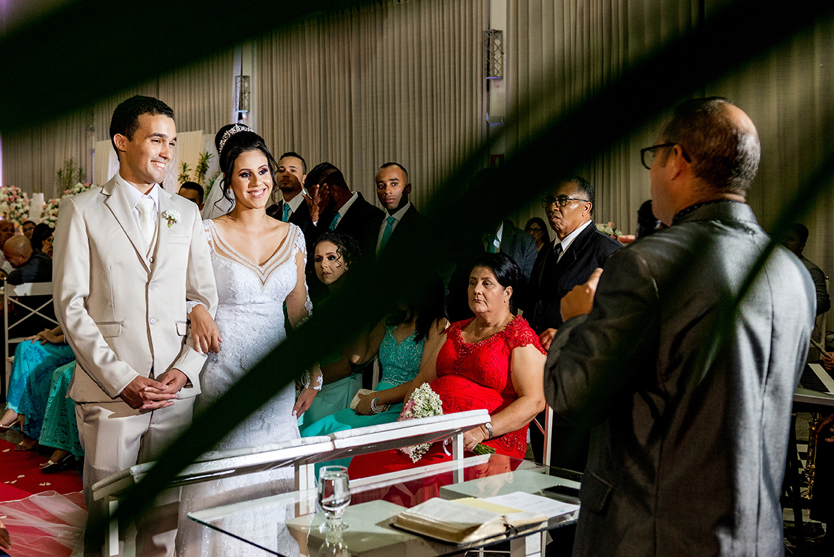 casais fotografos, vestido de noiva, terno de noivo, fotografos em cubatão, festa de casamento no acic, acic cubatão, claudia cordeiro decoração, decoração clean, decoração dourado com branco, acic cubatão