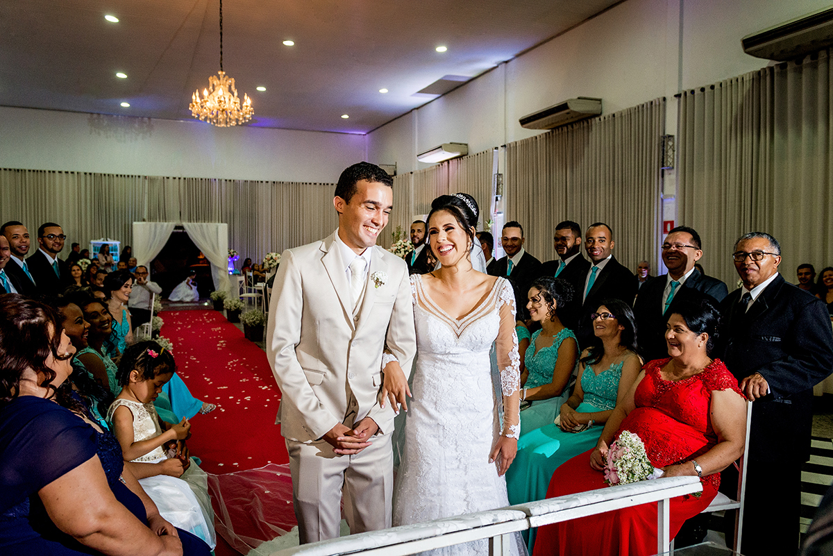casais fotografos, vestido de noiva, terno de noivo, fotografos em cubatão, festa de casamento no acic, acic cubatão, claudia cordeiro decoração, decoração clean, decoração dourado com branco, acic cubatão