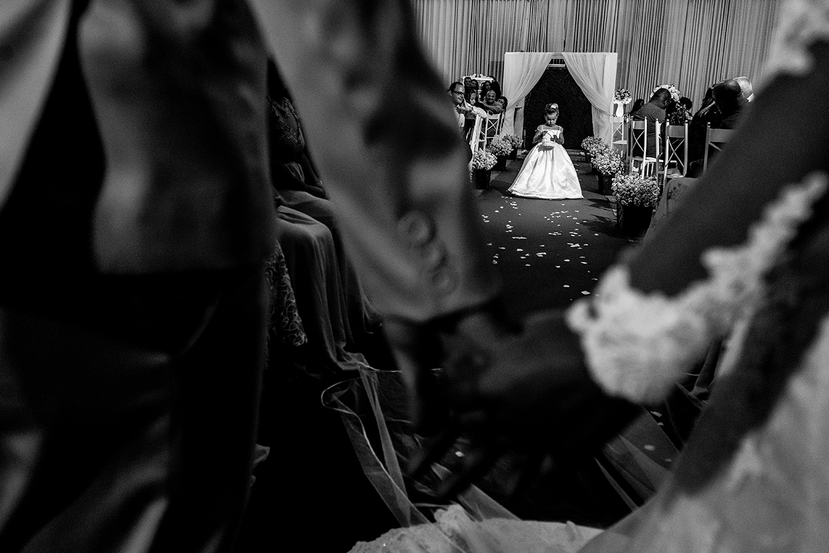 casais fotografos, vestido de noiva, terno de noivo, fotografos em cubatão, festa de casamento no acic, acic cubatão, claudia cordeiro decoração, decoração clean, decoração dourado com branco, acic cubatão