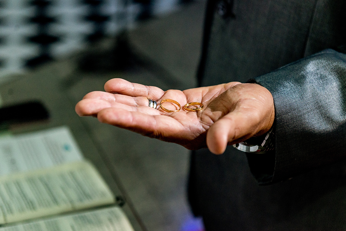 casais fotografos, vestido de noiva, terno de noivo, fotografos em cubatão, festa de casamento no acic, acic cubatão, claudia cordeiro decoração, decoração clean, decoração dourado com branco, acic cubatão