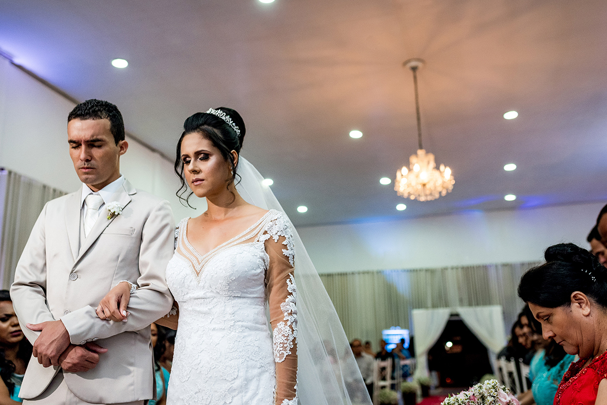 casais fotografos, vestido de noiva, terno de noivo, fotografos em cubatão, festa de casamento no acic, acic cubatão, claudia cordeiro decoração, decoração clean, decoração dourado com branco, acic cubatão