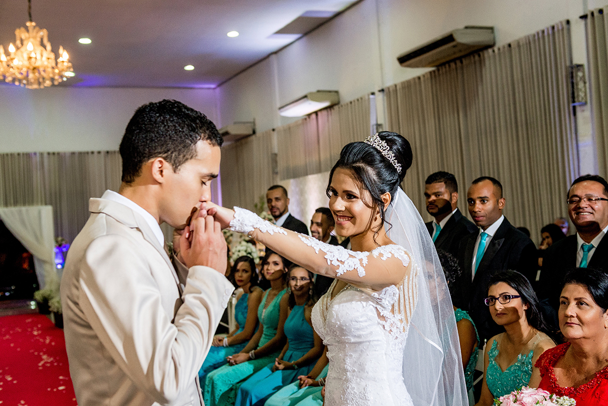 casais fotografos, vestido de noiva, terno de noivo, fotografos em cubatão, festa de casamento no acic, acic cubatão, claudia cordeiro decoração, decoração clean, decoração dourado com branco, acic cubatão