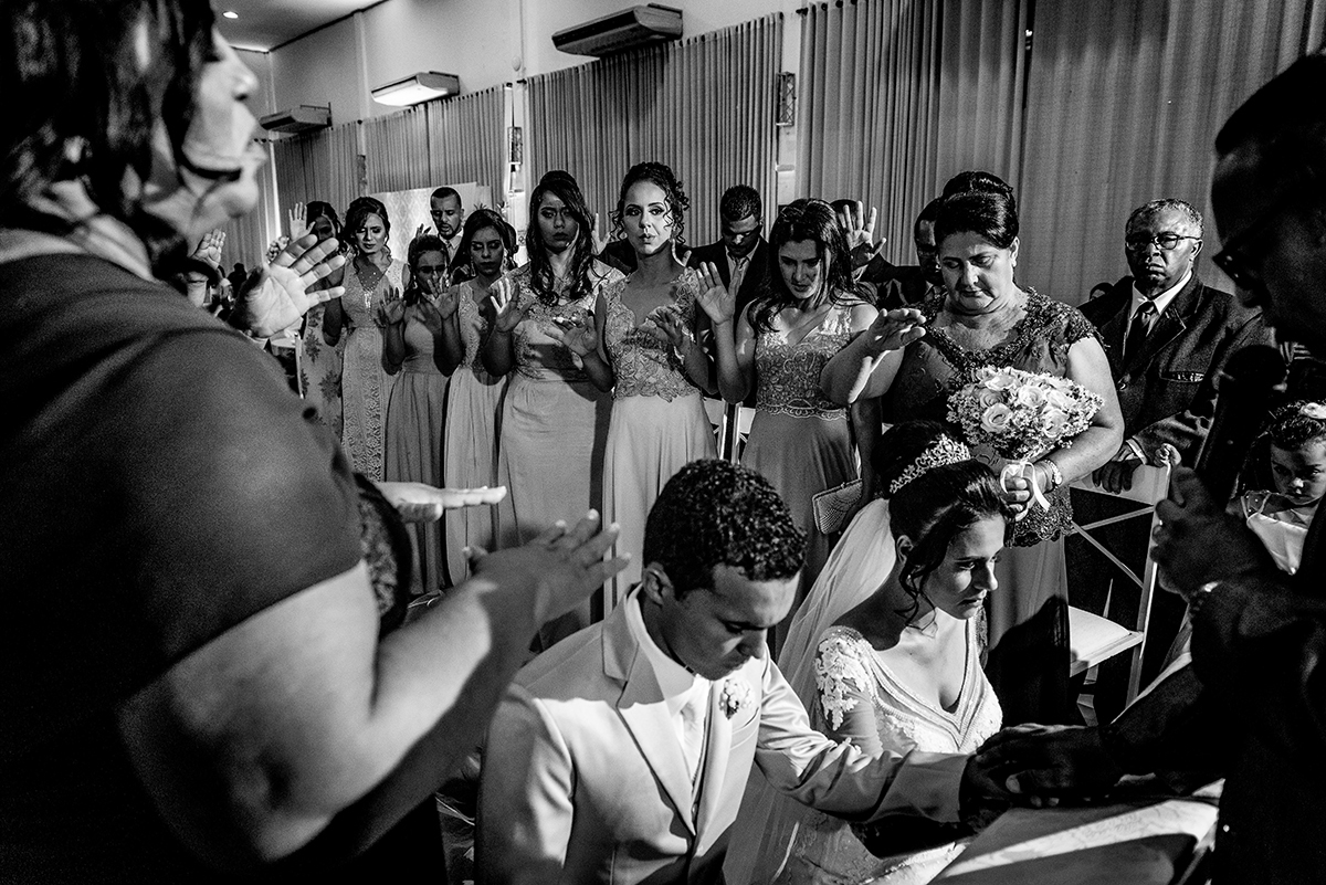 casais fotografos, vestido de noiva, terno de noivo, fotografos em cubatão, festa de casamento no acic, acic cubatão, claudia cordeiro decoração, decoração clean, decoração dourado com branco, acic cubatão