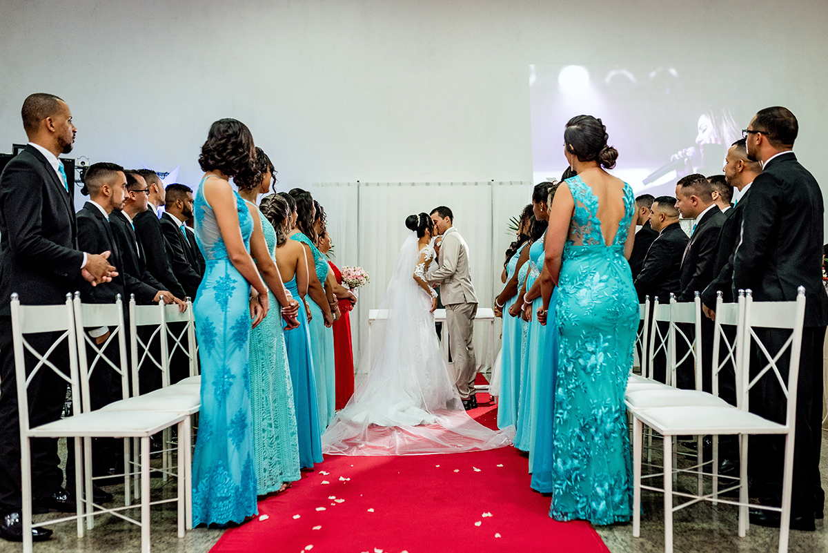 casais fotografos, vestido de noiva, terno de noivo, fotografos em cubatão, festa de casamento no acic, acic cubatão, claudia cordeiro decoração, decoração clean, decoração dourado com branco, acic cubatão