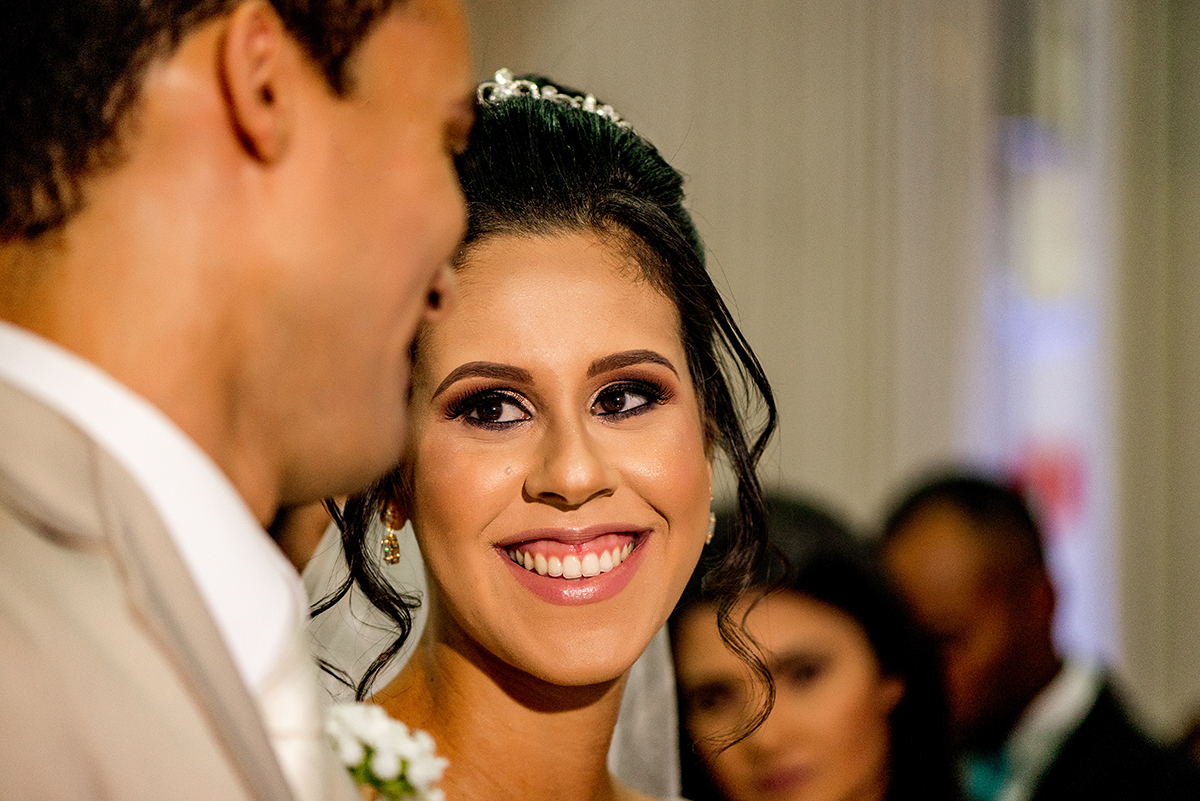 casais fotografos, vestido de noiva, terno de noivo, fotografos em cubatão, festa de casamento no acic, acic cubatão, claudia cordeiro decoração, decoração clean, decoração dourado com branco, acic cubatão