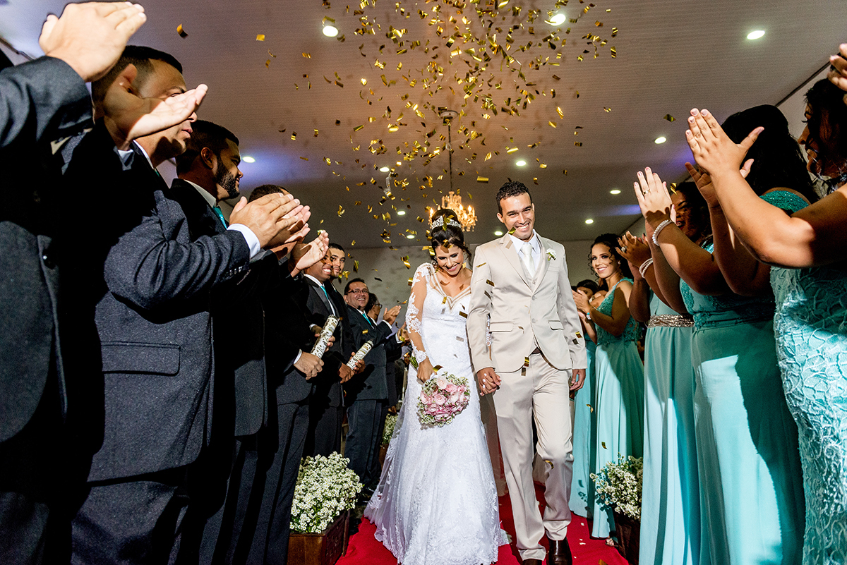 casais fotografos, vestido de noiva, terno de noivo, fotografos em cubatão, festa de casamento no acic, acic cubatão, claudia cordeiro decoração, decoração clean, decoração dourado com branco, acic cubatão
