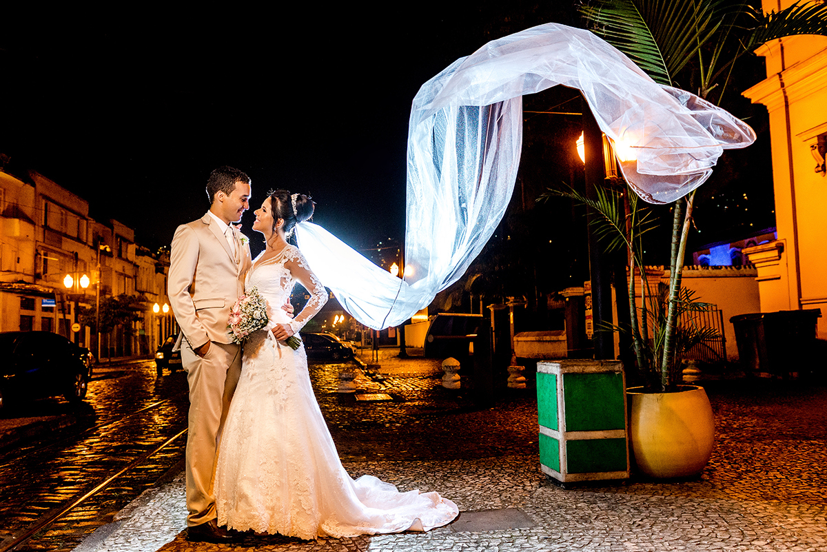 casais fotografos, vestido de noiva, terno de noivo, fotografos em cubatão, festa de casamento no acic, acic cubatão, claudia cordeiro decoração, decoração clean, decoração dourado com branco, noivos na bolsa do cafe 