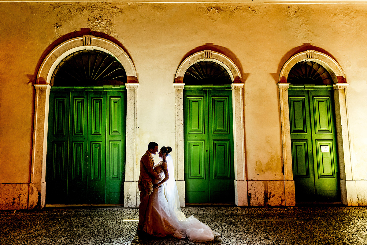 casais fotografos, vestido de noiva, terno de noivo, fotografos em cubatão, festa de casamento no acic, acic cubatão, claudia cordeiro decoração, decoração clean, decoração dourado com branco, noivos na bolsa do cafe 