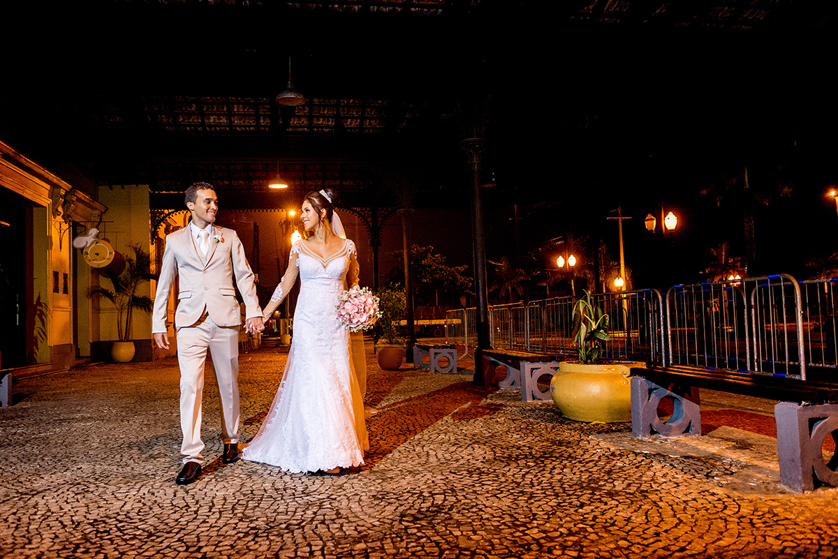 casais fotografos, vestido de noiva, terno de noivo, fotografos em cubatão, festa de casamento no acic, acic cubatão, claudia cordeiro decoração, decoração clean, decoração dourado com branco, noivos na bolsa do cafe 
