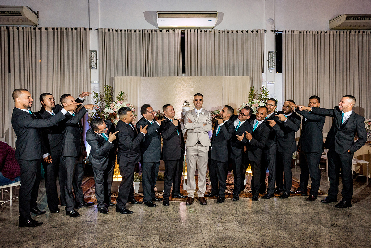 casais fotografos, vestido de noiva, terno de noivo, fotografos em cubatão, festa de casamento no acic, acic cubatão, claudia cordeiro decoração, decoração clean, decoração dourado com branco, noivos na bolsa do cafe, claudia cordeiro decoração, duda dec 