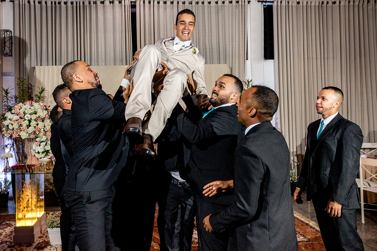 casais fotografos, vestido de noiva, terno de noivo, fotografos em cubatão, festa de casamento no acic, acic cubatão, claudia cordeiro decoração, decoração clean, decoração dourado com branco, noivos na bolsa do cafe, claudia cordeiro decoração, duda dec 