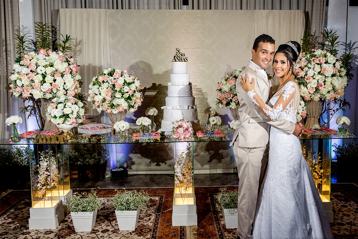 casais fotografos, vestido de noiva, terno de noivo, fotografos em cubatão, festa de casamento no acic, acic cubatão, claudia cordeiro decoração, decoração clean, decoração dourado com branco, noivos na bolsa do cafe, claudia cordeiro decoração, duda dec 