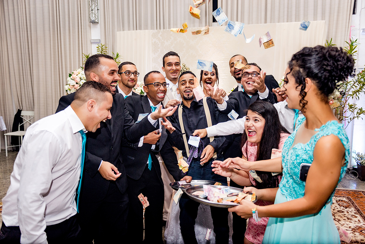 casais fotografos, vestido de noiva, terno de noivo, fotografos em cubatão, festa de casamento no acic, acic cubatão, claudia cordeiro decoração, decoração clean, decoração dourado com branco, noivos na bolsa do cafe, claudia cordeiro decoração, duda dec 