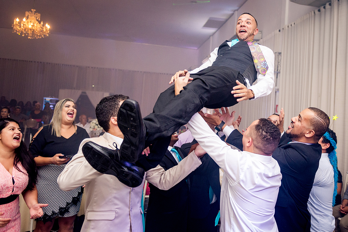 casais fotografos, vestido de noiva, terno de noivo, fotografos em cubatão, festa de casamento no acic, acic cubatão, claudia cordeiro decoração, decoração clean, decoração dourado com branco, noivos na bolsa do cafe, claudia cordeiro decoração, duda dec 