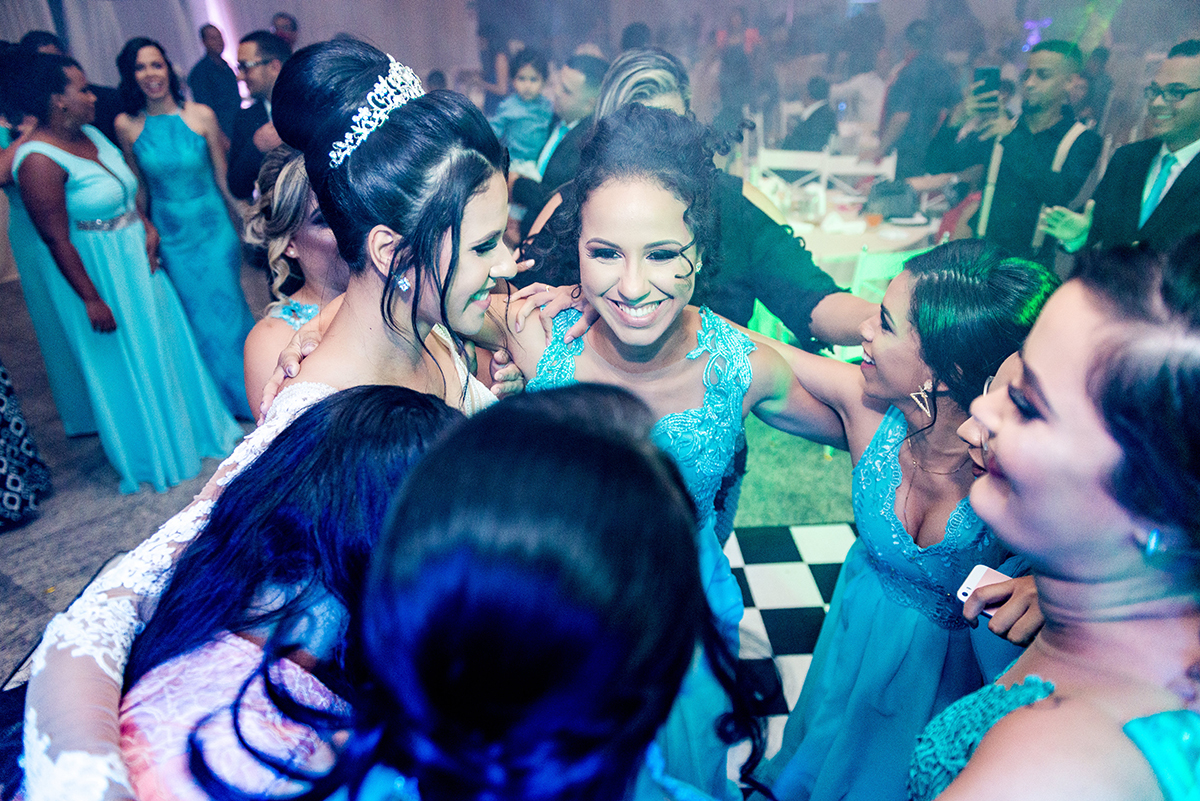 casais fotografos, vestido de noiva, terno de noivo, fotografos em cubatão, festa de casamento no acic, acic cubatão, claudia cordeiro decoração, decoração clean, decoração dourado com branco, noivos na bolsa do cafe, claudia cordeiro decoração, duda dec 