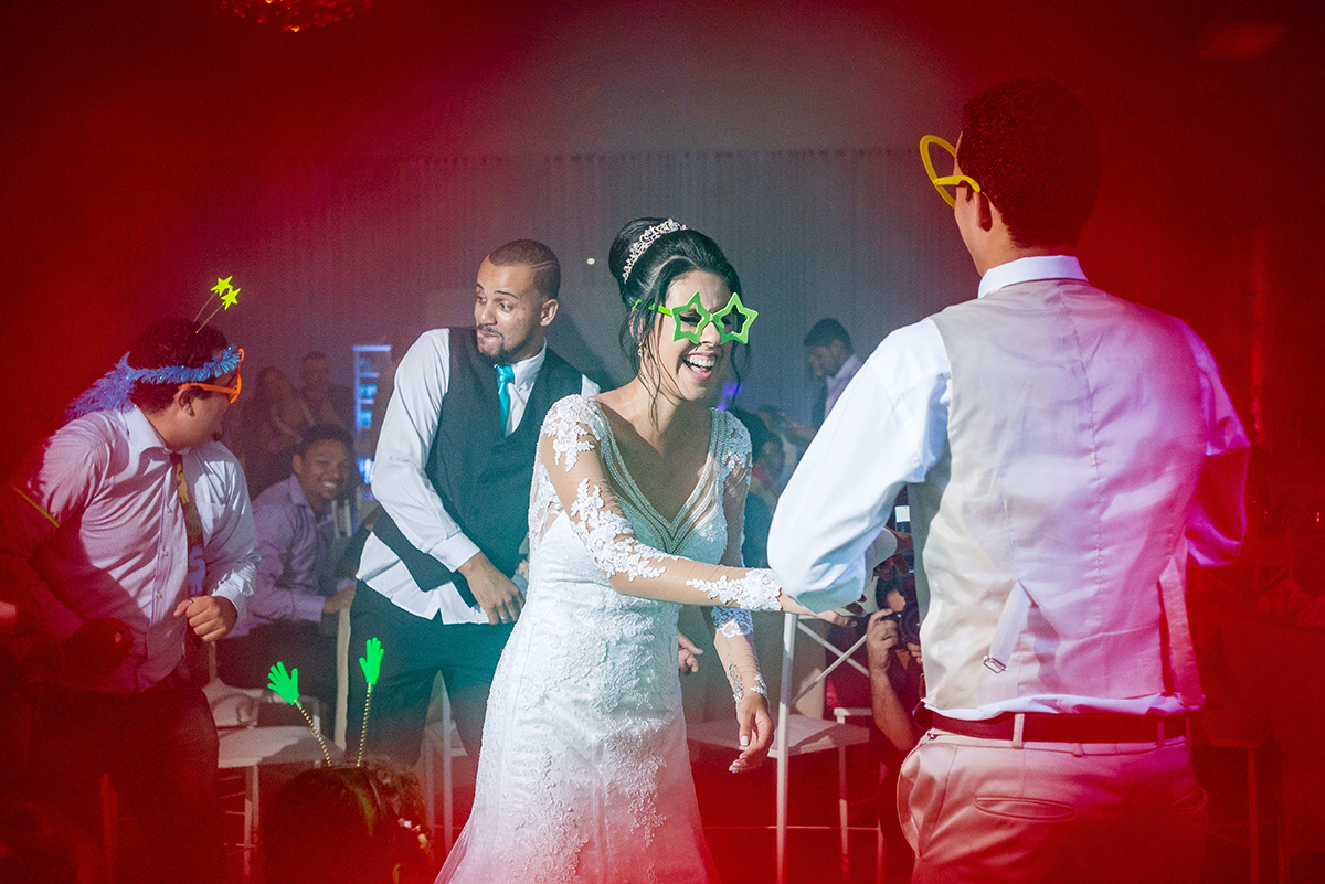casais fotografos, vestido de noiva, terno de noivo, fotografos em cubatão, festa de casamento no acic, acic cubatão, claudia cordeiro decoração, decoração clean, decoração dourado com branco, noivos na bolsa do cafe, claudia cordeiro decoração, duda dec 