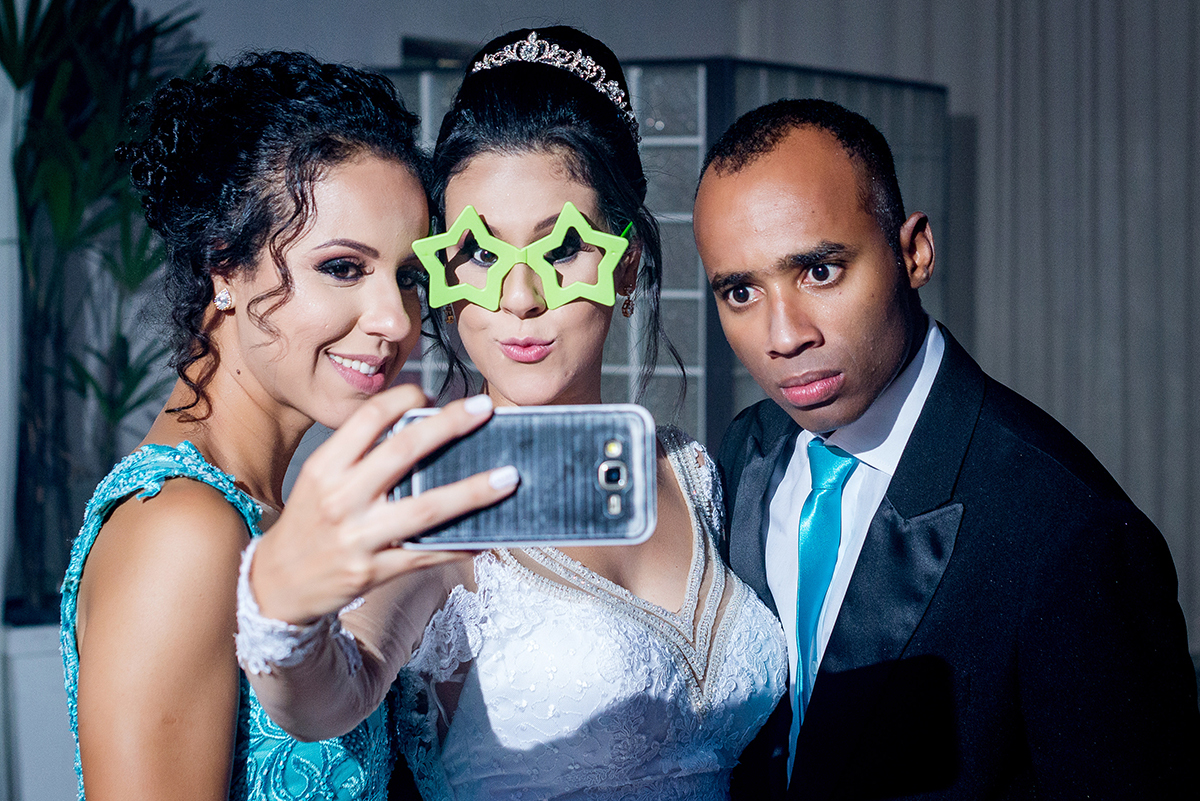 casais fotografos, vestido de noiva, terno de noivo, fotografos em cubatão, festa de casamento no acic, acic cubatão, claudia cordeiro decoração, decoração clean, decoração dourado com branco, noivos na bolsa do cafe, claudia cordeiro decoração, duda dec 