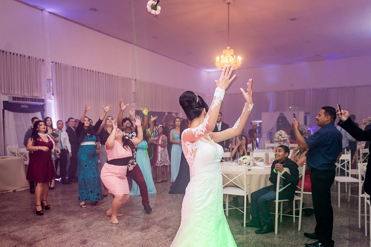 casais fotografos, vestido de noiva, terno de noivo, fotografos em cubatão, festa de casamento no acic, acic cubatão, claudia cordeiro decoração, decoração clean, decoração dourado com branco, noivos na bolsa do cafe, claudia cordeiro decoração, duda dec 