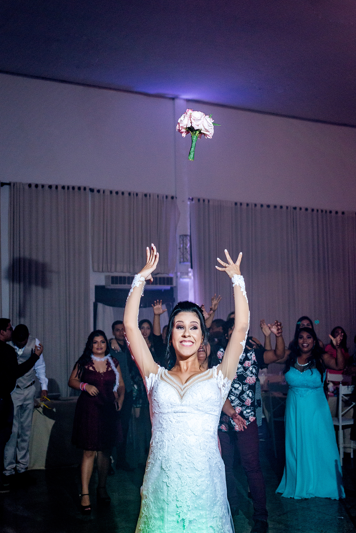 casais fotografos, vestido de noiva, terno de noivo, fotografos em cubatão, festa de casamento no acic, acic cubatão, claudia cordeiro decoração, decoração clean, decoração dourado com branco, noivos na bolsa do cafe, claudia cordeiro decoração, duda dec 
