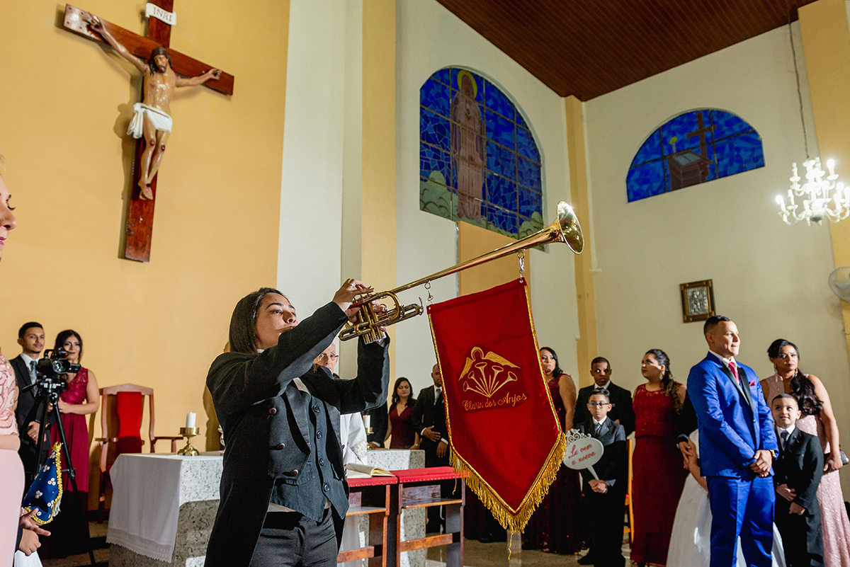 clarina, entra da de noiva, emoção, estudio de fotografia, noiva de trança, penteado para noiva, vestido de noiva, buque rosa, entra da noiva, fotografia de casamento, são vicente, clarins