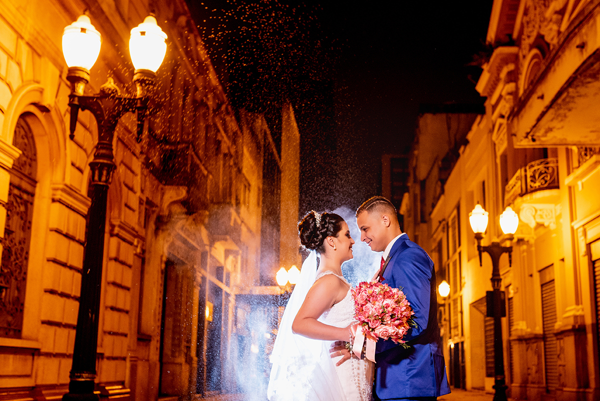 casamento na igreja nossa senha do perpetuo socorro em santos, fotografos de casamento, olhares dos noivos, fotos de casamento, fotografo de casamento em praia grande, fotografo de casamento em santos, fotos externas, noivos na bolsa do cafe santos.