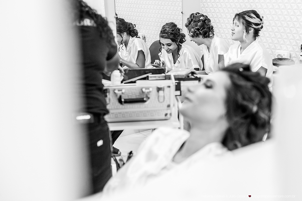 brinco da noiva,  madrinha de rosa claro, vestido madrinha rosé, vestido madrinha rosa claro, casamento na igreja, essencial studio, Dia da Noiva na Larissa, igreja adorai, casamento na igreja adorai, comunidade evangelica adorai, buque artificial, noivo 