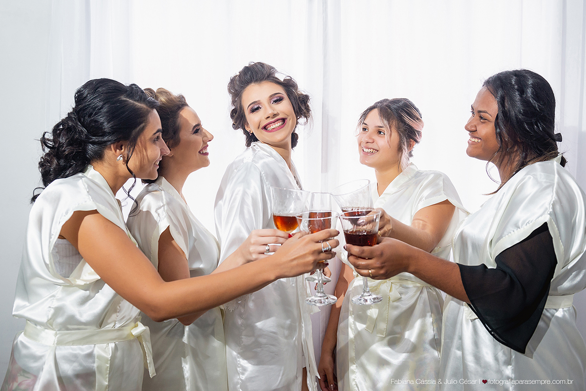 brinco da noiva,  madrinha de rosa claro, vestido madrinha rosé, vestido madrinha rosa claro, casamento na igreja, essencial studio, Dia da Noiva na Larissa, igreja adorai, casamento na igreja adorai, comunidade evangelica adorai, buque artificial, noivo 